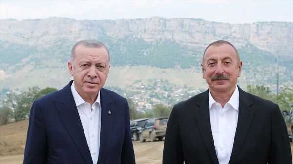 Türkiye Cumhurbaşkanı Recep Tayyip Erdoğan, Dağlık Karabağ'ın Şuşa şehrine geldi. Erdoğan, burada Azerbaycan Cumhurbaşkanı İlham Aliyev ile sohbet etti. - Sputnik Türkiye