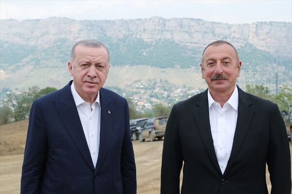 Türkiye Cumhurbaşkanı Recep Tayyip Erdoğan, Dağlık Karabağ'ın Şuşa şehrine gitti. Erdoğan, burada Azerbaycan Cumhurbaşkanı İlham Aliyev ile sohbet etti. - Sputnik Türkiye