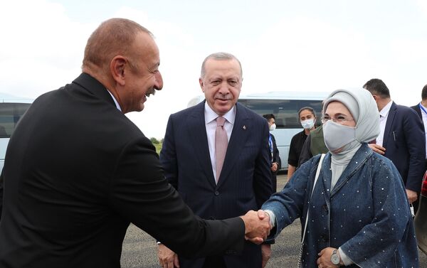Cumhurbaşkanı Erdoğan ve eşi Emine Erdoğan, Şuşa’daki programları öncesinde Fuzuli’de Azerbaycan Cumhurbaşkanı İlham Aliyev tarafından karşılandı. - Sputnik Türkiye