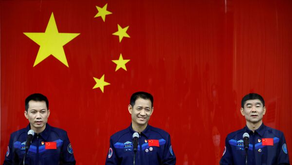 Çin, Dünya’nın yörüngesinde kurmaya başladığı uzay istasyonuna göndereceği taykonotları (Çinli astronot) taşıyacak olan insanlı uzay aracı Shenzhou-12'nin, Long March-5Y roketi ile bu gece fırlatılması planlanıyor. - Sputnik Türkiye