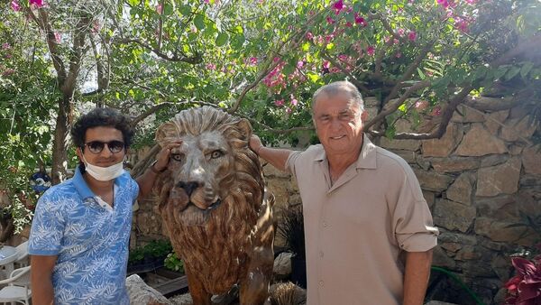 Teknik Direktör Fatih Terim, Muğla'nın Bodrum ilçesindeki evine 2 adet aslan heykeli yaptırdı. Terim, heykeltıraşla birlikte aslan heykelinin yanında poz verdi. - Sputnik Türkiye
