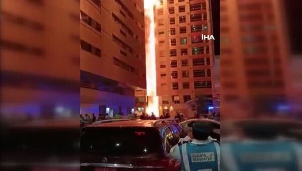 Birleşik Arap Emirlikleri'nin başkenti Abu Dabi'de çok katlı bir binada yangın çıktı. Yangının kısa sürede büyümesi ile bina alevlere teslim oldu. - Sputnik Türkiye