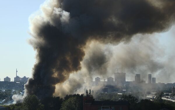 Moskova'nın Lujniki bölgesinde, havai fişek deposunda yangın çıktı. Olay yerinde dumanlar yükselirken patlama sesleri duyuldu. - Sputnik Türkiye