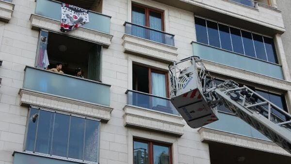 İstanbul’da yangın: 5'i çocuk 7 kişi itfaiye merdiveniyle kurtarıldı - Sputnik Türkiye