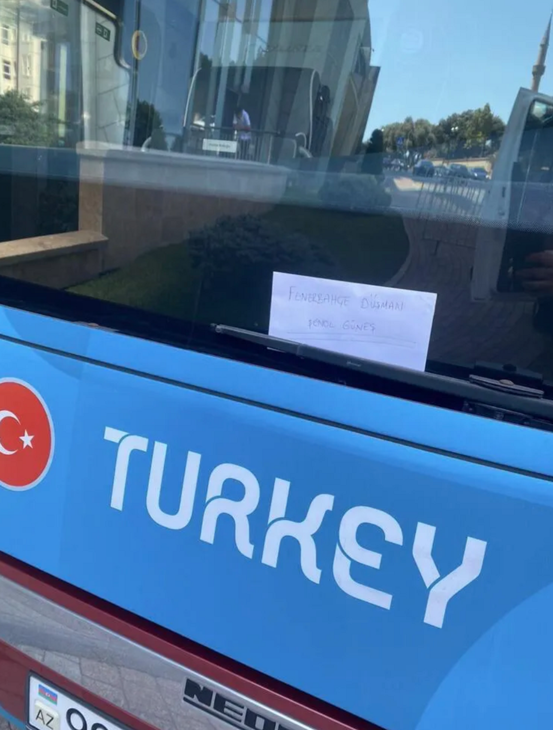 Otobüsün ön camına konulan kağıtta Fenerbahçe düşmanı Şenol Güneş yazdığı görüldü. - Sputnik Türkiye, 1920, 10.08.2021