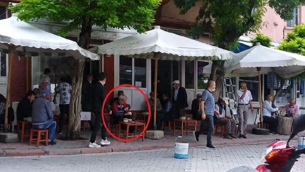 Bıçaklayıp kaçtı, 50 metre ötede çay içerken yakalandı - Sputnik Türkiye