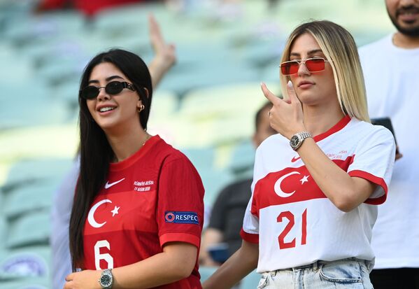 Türk Milli Takımını desteklemek için Bakü'ye gelen kadın taraftarlar - Sputnik Türkiye
