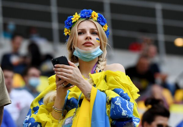 Ukraynalı kadın taraftar, Kuzey Makedonya-Ukrayna maçı sırasında - Sputnik Türkiye