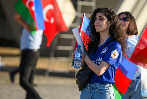 Türk kadın  taraftar Bakü'de  - Sputnik Türkiye