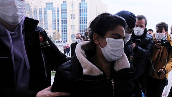 Konya'da Kadir Şeker'in, öldürdüğü Özgür Duran'ın  elinden dayak yerken kurtardığı sevgilisi Ayşe Dırla - Sputnik Türkiye
