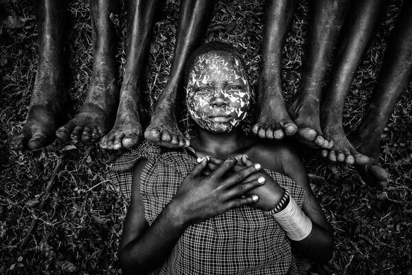Yarışmanın Aile kategorisinin birincisi Myanmar'dan fotoğrafçı Zay Yar Lin'in fotoğrafında Afrika'da yaşayan Suri kabilesinden bir kız görüntülendi - Sputnik Türkiye