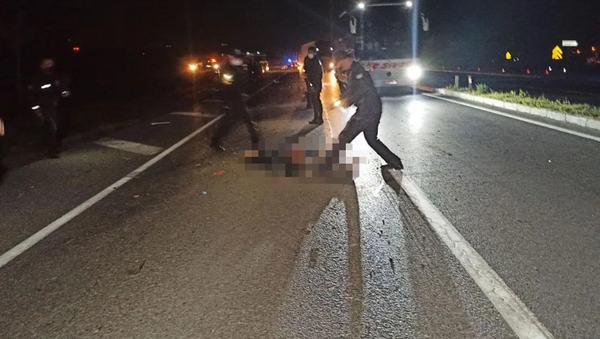 Kaza yapan motosikletlinin üzerinden otomobil geçti - Sputnik Türkiye