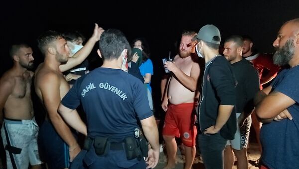 Gece denize giren gençlerin 'İmdat boğuluyorum' şakası karakolda bitti - Sputnik Türkiye