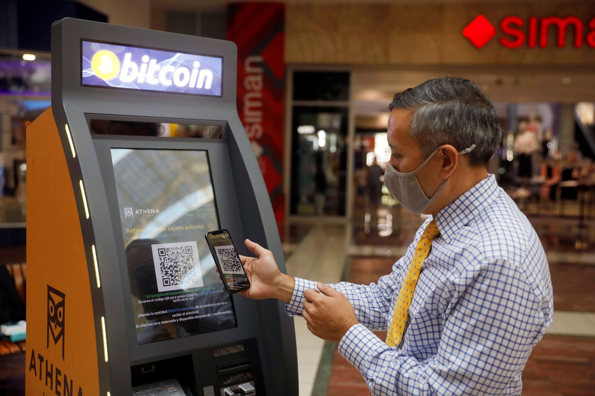 Bitcoin ATM firması Athena Bitcoin'in CEO'su Eric Gravengaard, başkent San Salvador'a yerleştirilen ATM'leri tanıtıp kullanımının nasıl olacağını gösterdi. Ülkede ATM'lere nihai olarak 1500 dolardan fazla yatırım yapmak isteyen Athena'nın hedefi aşamalı olarak 1500 ATM yerleştirmek ve ülkede bir ofis açmak.  - Sputnik Türkiye, 1920, 10.08.2021
