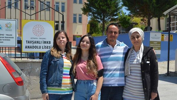 Ailece YKS'ye girdiler: 'Kızıma moral olmak için geldik ve sınava girdik' - Sputnik Türkiye