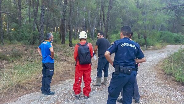 Antalya Kurşunlu Şelalesi Tabiat Parkı'nda kaybolan iki Alman turiste ekiplerin arama çalışması  - Sputnik Türkiye