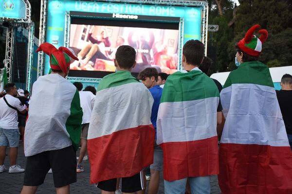 Başkentin işlek meydanlarından Popolo'da oluşturulan taraftar alanında toplanan binlerce İtalyan, İtalya-Avusturya maçını dev ekrandan takip etti. - Sputnik Türkiye