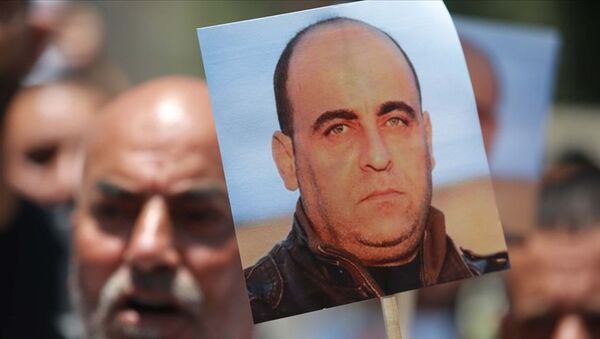 Filistin güvenlik güçleri tarafından gözaltına alınmasından kısa bir süre sonra hayatını kaybeden Filistinli muhalif aktivist Nizar Benat - Sputnik Türkiye
