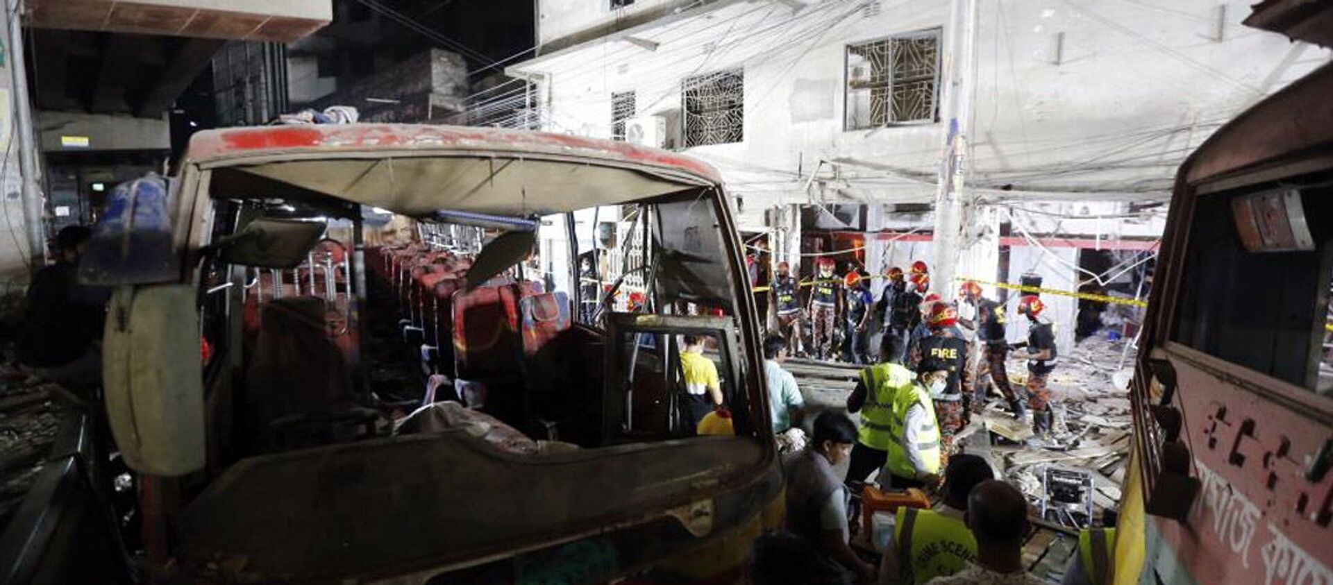 Bangladeş’in başkenti Dakka’da bulunan bir binanın zemin katında meydana gelen patlamada, ilk belirlemelere göre en az 7 kişinin hayatını kaybettiği, 50’den fazla kişinin ise yaralandığı bildirildi. - Sputnik Türkiye, 1920, 28.06.2021