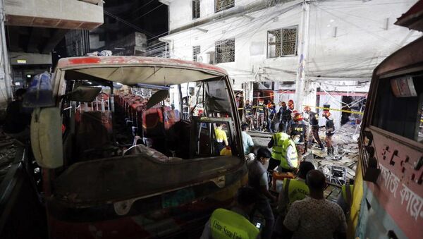 Bangladeş’in başkenti Dakka’da bulunan bir binanın zemin katında meydana gelen patlamada, ilk belirlemelere göre en az 7 kişinin hayatını kaybettiği, 50’den fazla kişinin ise yaralandığı bildirildi. - Sputnik Türkiye