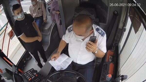 Belediye otobüsü şoförü, güzergah değiştirip gençleri sınava yetiştirdi - Sputnik Türkiye