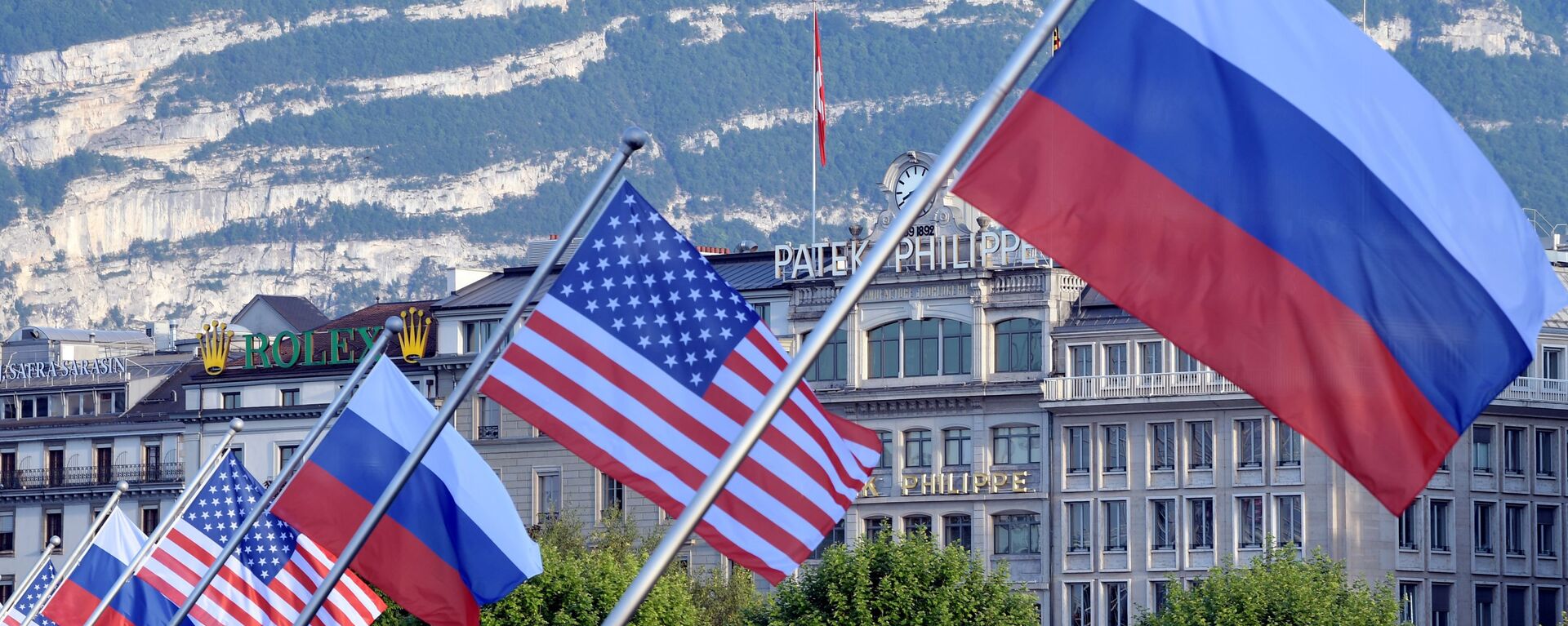 ABD ve Rusya bayraklarıyla süslenmiş Mont-Blanc köprüsü - İsviçre'nin Cenevre kenti - Sputnik Türkiye, 1920, 30.11.2021