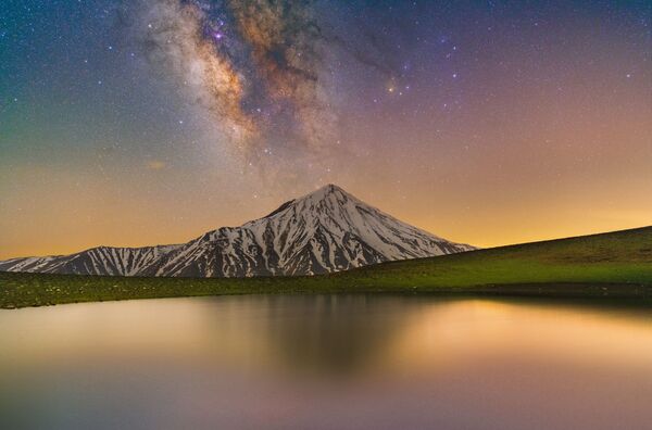 Yarışmanın kısa listesine giren finalistlerden İranlı fotoğrafçı Masoud Ghadiri'nin fotoğrafında Tahran'ın kuzeydoğusunda bulunan Damavand Dağı görüntülendi  - Sputnik Türkiye
