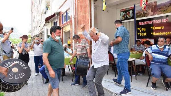 Oyun yasağının kalkmasını kahvehanesinde zeybek oynayarak kutlayan işletmeci - Sputnik Türkiye