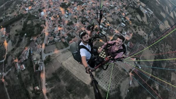 havada tavla oynayan iki yamaç paraşütü pilotu - Sputnik Türkiye