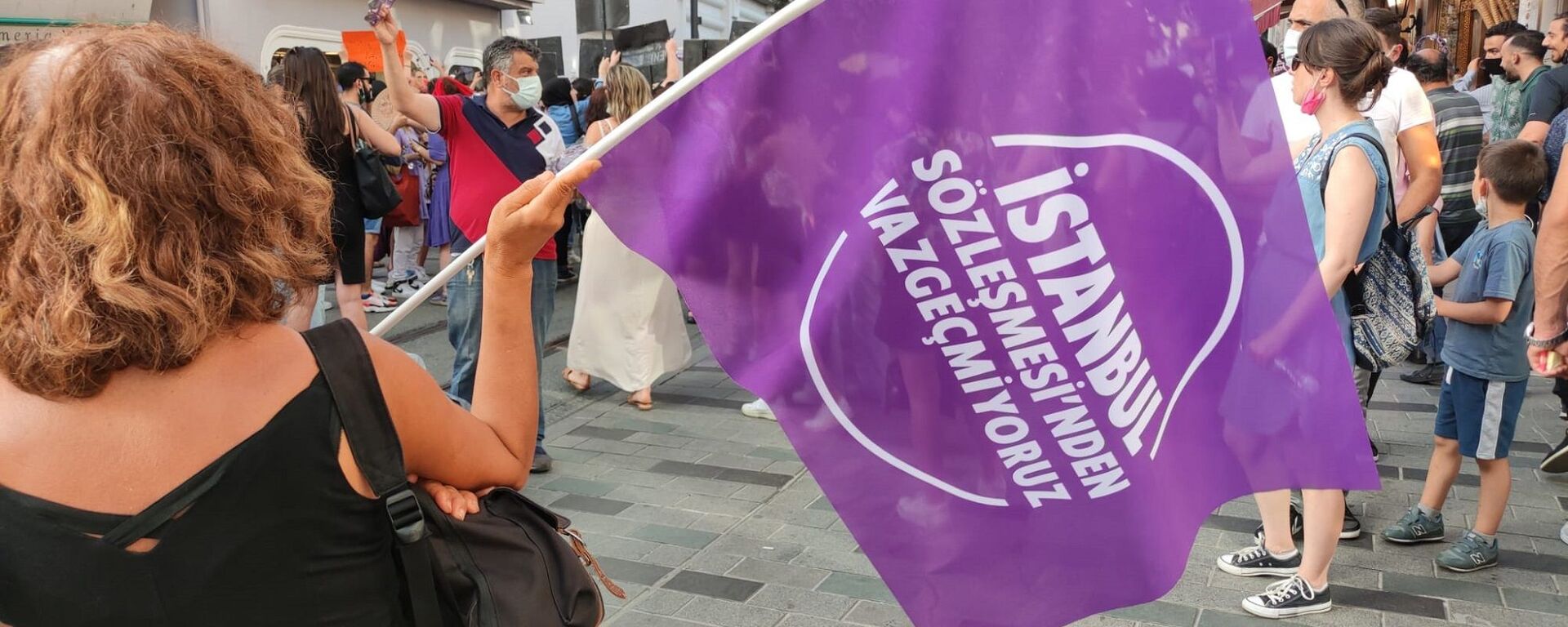 İstanbul Sözleşmesi'nden Vazgeçmiyoruz diyen binlerce kadın polis ablukasına rağmen Taksim Tünel Meydanı'nda buluştu.  - Sputnik Türkiye, 1920, 02.01.2023