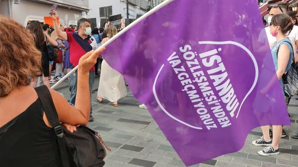 İstanbul Sözleşmesi'nden Vazgeçmiyoruz diyen binlerce kadın polis ablukasına rağmen Taksim Tünel Meydanı'nda buluştu.  - Sputnik Türkiye