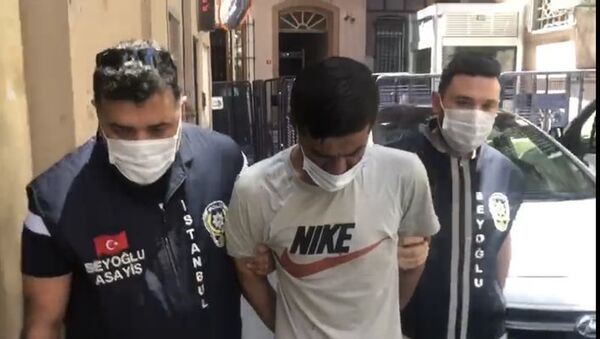 Beyoğlu'nda oğlunu bıçakla rehin alan babayı polis etkisiz hale getirdi - Sputnik Türkiye