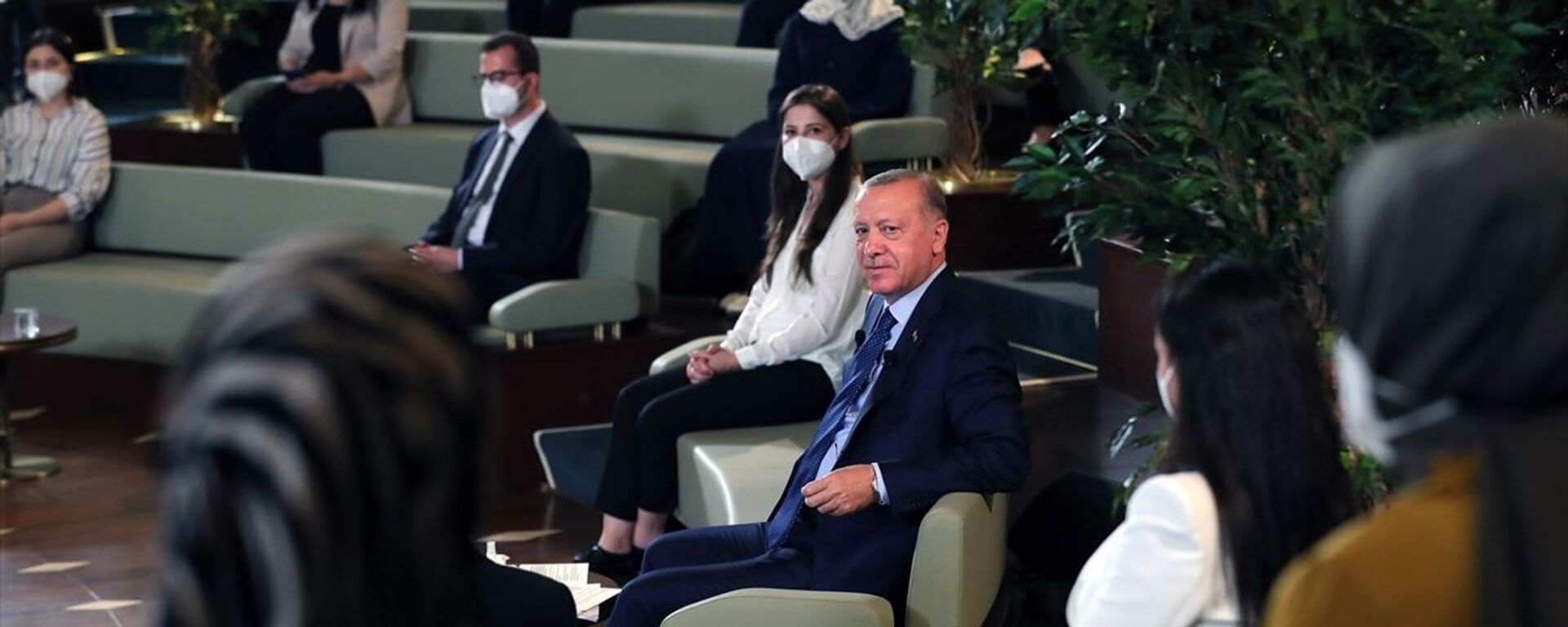Cumhurbaşkanı Recep Tayyip Erdoğan, Kütüphane Söyleşileri'nin üçüncüsünde Millet Kütüphanesi'nde doktora öğrencileriyle bir araya geldi. - Sputnik Türkiye, 1920, 02.07.2021