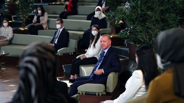 Cumhurbaşkanı Recep Tayyip Erdoğan, Kütüphane Söyleşileri'nin üçüncüsünde Millet Kütüphanesi'nde doktora öğrencileriyle bir araya geldi. - Sputnik Türkiye
