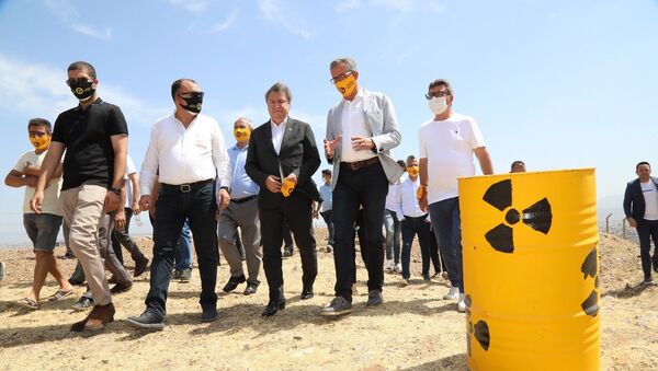 İzmir’in Gaziemir ilçesi Emrez Mahallesi’nde, nükleer atıkların temizlenmesi için duran adam eyleminin altıncısını yapan Gaziemir Belediye Başkanı Halil Arda, “İsteğimiz son derece masum. Buradaki nükleer atıkların temizlenmesini istiyoruz” dedi. - Sputnik Türkiye