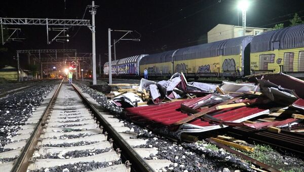 Edirne'de şiddetli fırtına sebebiyle tren garında bulunan elektrifikasyon direkleri vagonların üstüne devrildi. - Sputnik Türkiye