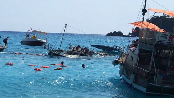Muğla'nın Fethiye ilçesinde, içinde 3'ü mürettebat 38 kişinin bulunduğu günübirlik bir tur teknesi battı. Teknedeki yolculardan 1'i çocuk 3 kişinin yaralandığı öğrenildi.  - Sputnik Türkiye