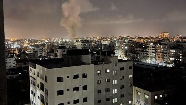 İsrail savaş uçakları, Gazze Şeridi'nin farklı bölgelerine hava saldırısı düzenledi. - Sputnik Türkiye