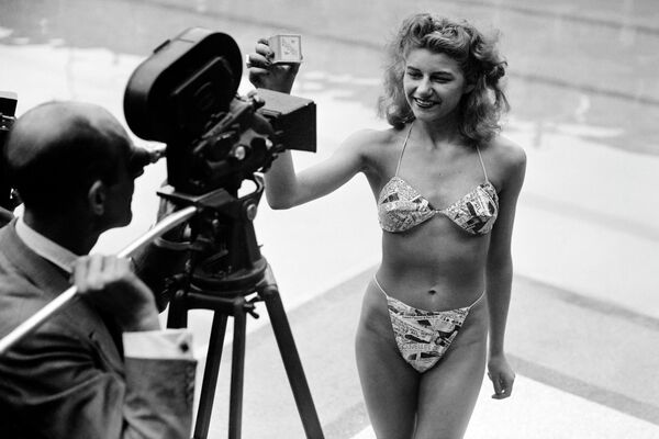 5 Temmuz 1946 yılında ilk defa Fransız makine mühendisi Louis Reard tarafından tanıtılan bikini, kısa zamanda plaj moda dünyasının ayrılmaz parçası haline geldi
Fotoğrafta: Manken bikini modelini tanıtırken, Paris 1946 
 - Sputnik Türkiye