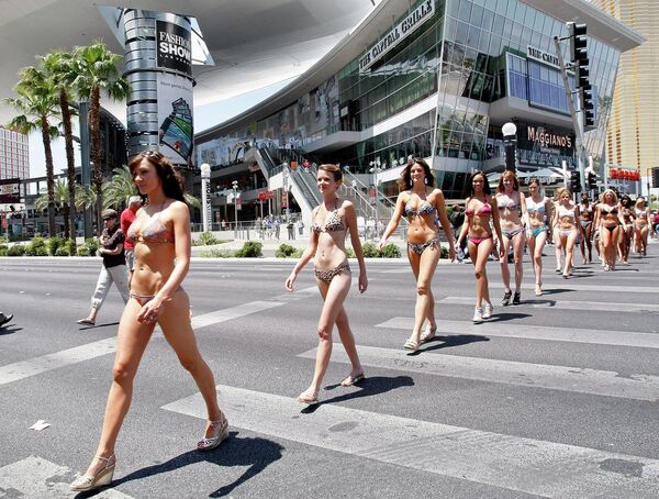 Las Vegas'ta düzenlenen bikini defilesinin katılımcıları, 2009 - Sputnik Türkiye