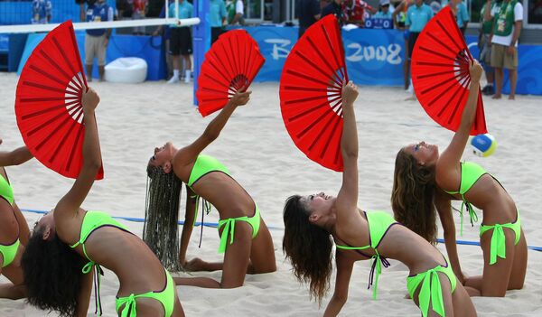 2008 Pekin Olimpiyat Oyunları'nda plaj voleybolu müsabakaları öncesi performans sergileyen bikinili ponpon kızlar - Sputnik Türkiye