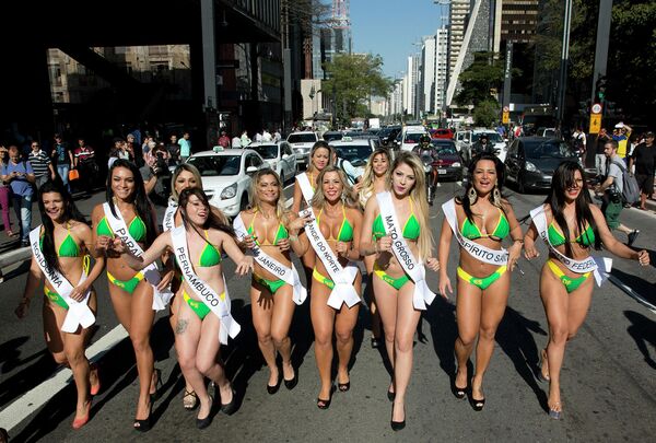 Brezilya'da düzenlenen geleneksel Miss BumBum yarışmasının katılımcıları, 2015 - Sputnik Türkiye