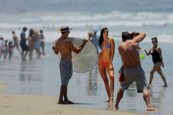 Kaliforniya sahilinde kameranın karşısında poz veren bikinili kadın
 - Sputnik Türkiye
