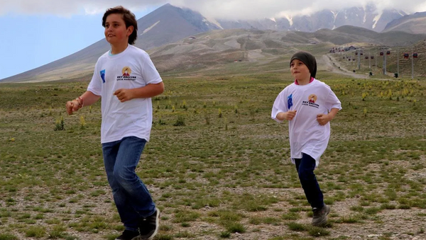 Kayseri'de maratonu karıştıran 11 ve 7 yaşındaki 2 kardeş, 800 metre yerine 12 kilometre koştu - Sputnik Türkiye