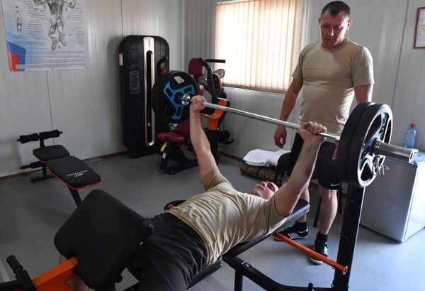 Gözlem merkezindeki spor salonunda antrenman yapan Rus askerler - Sputnik Türkiye