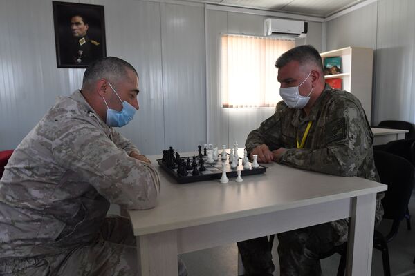 Merkezde görev alan personel, dinlenme odasında satranç oynarken - Sputnik Türkiye