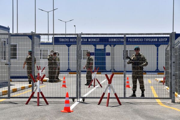 Tel örgülerle çevrili merkezin güvenliğini Azerbaycanlı askerler sağlıyor - Sputnik Türkiye