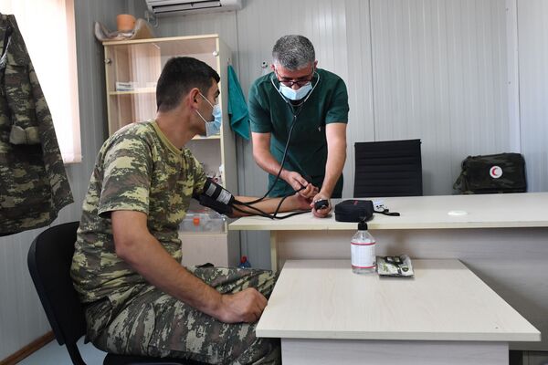 Gözlem merkezinde görev alan Türk askerlerden biri, sağlık kontrolünde - Sputnik Türkiye