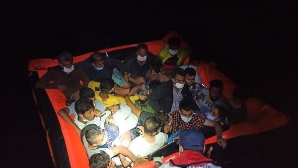 İzmir ve Aydın'da Türkiye kara sularına itilen 128 sığınmacı kurtarıldı - Sputnik Türkiye
