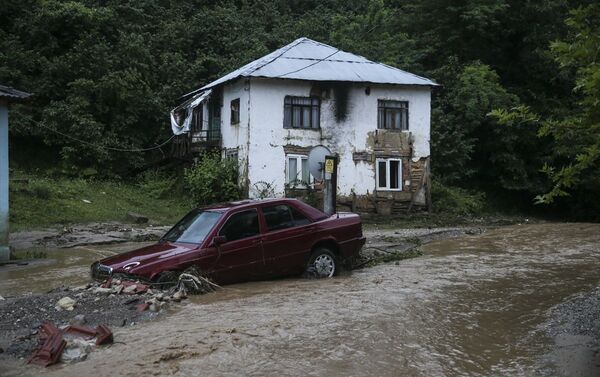 4 köyde gece boyu etkili olan yağış, yol çökmelerine, dere taşmalarına ve çok sayıda evi su basmasına neden oldu. - Sputnik Türkiye